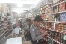 Polsek Sekupang Cek Kadaluarsa Produk Makanan Sejumlah Minimarket